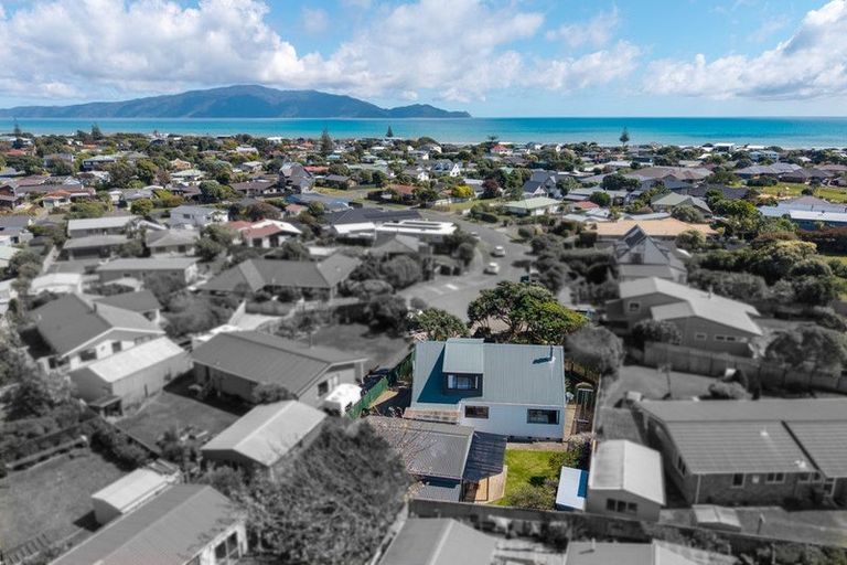 Photo of property in 25 Tobys Way, Waikanae Beach, Waikanae, 5036