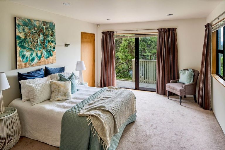 Photo of property in 9 Whiorau Grove, Lowry Bay, Lower Hutt, 5013