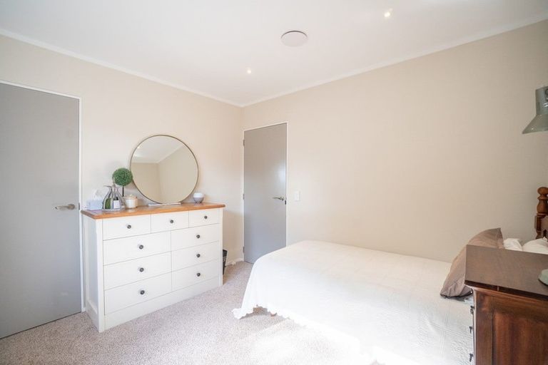 Photo of property in 42 Suzanne Grove, Kelvin Grove, Palmerston North, 4414