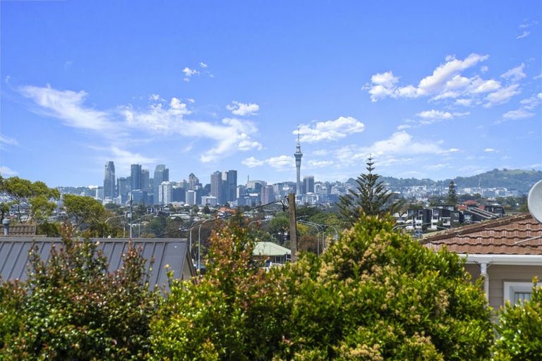 Photo of property in 627a Glenfield Road, Totara Vale, Auckland, 0629