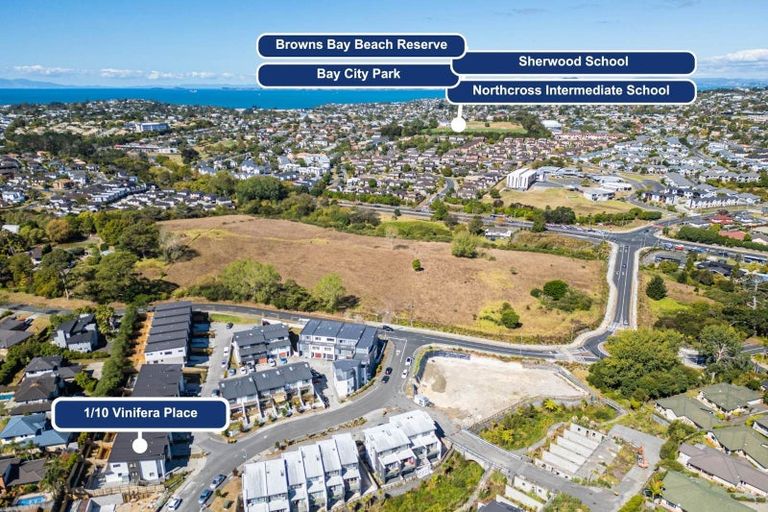 Photo of property in 5/10 Vinifera Place, Fairview Heights, Auckland, 0632