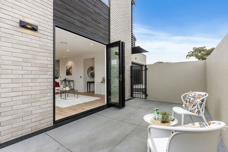 Photo of property in 1 The Crest, Sunnyhills, 2010