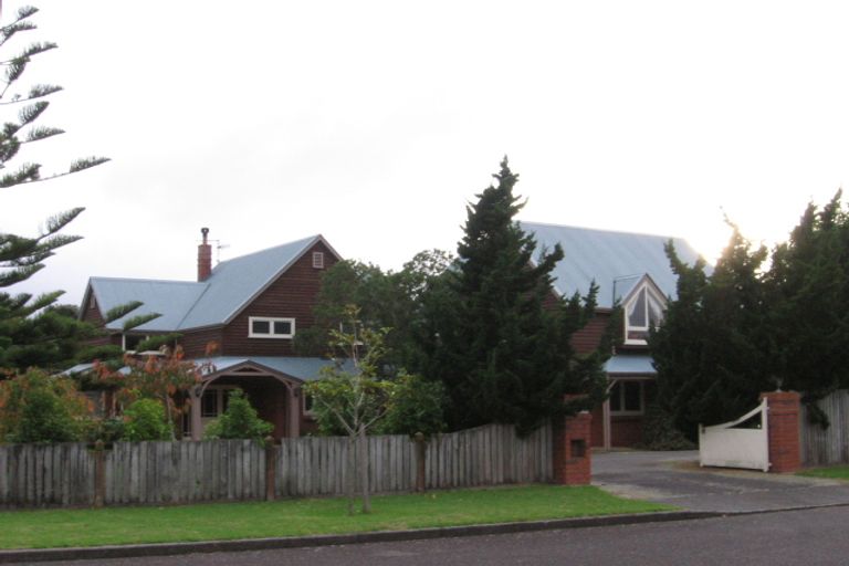 Photo of property in 1-3 Lavinia Grove, Waikanae Beach, Waikanae, 5036