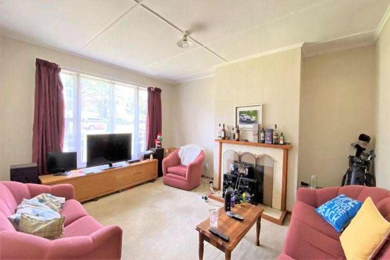 Photo of property in 17 William Souter Street, Forrest Hill, Auckland, 0620