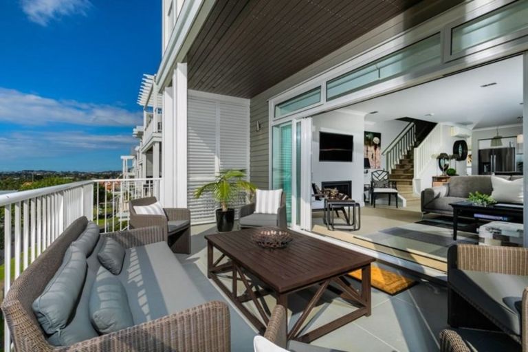 Photo of property in 15 Landmark Terrace, Orewa, 0931