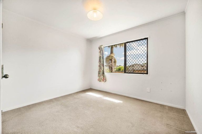 Photo of property in 2/878 East Coast Road, Northcross, Auckland, 0630
