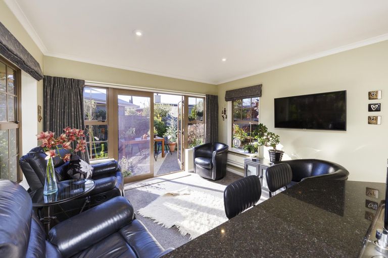 Photo of property in 1 The Oaks, Awapuni, Palmerston North, 4412