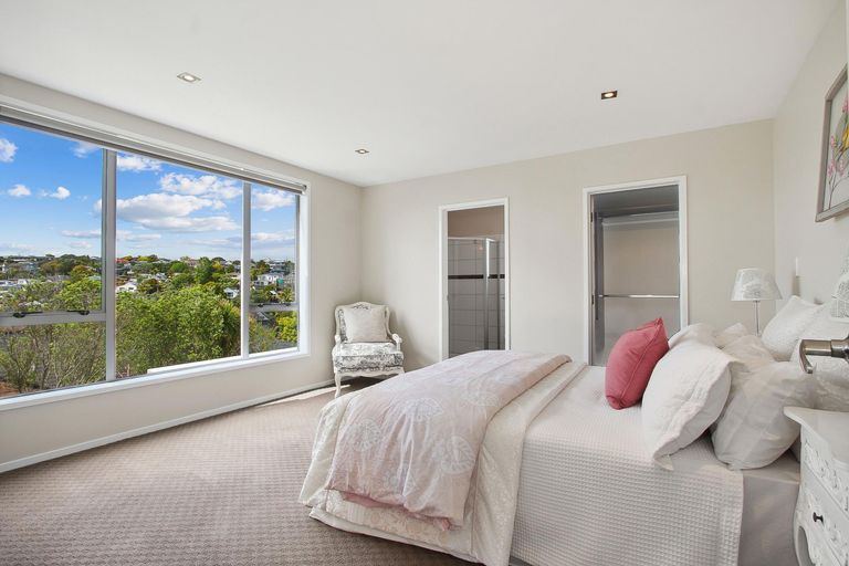 Photo of property in 4a Korotaha Terrace, Rothesay Bay, Auckland, 0630