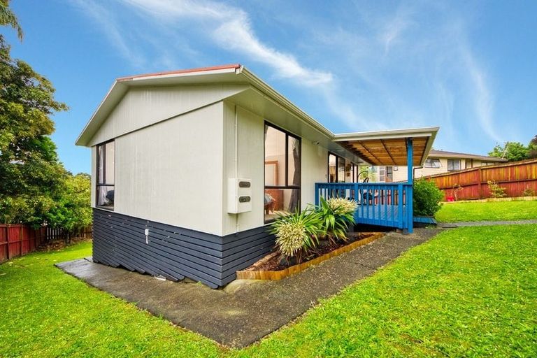 Photo of property in 17 Rehia Road, Massey, Auckland, 0614