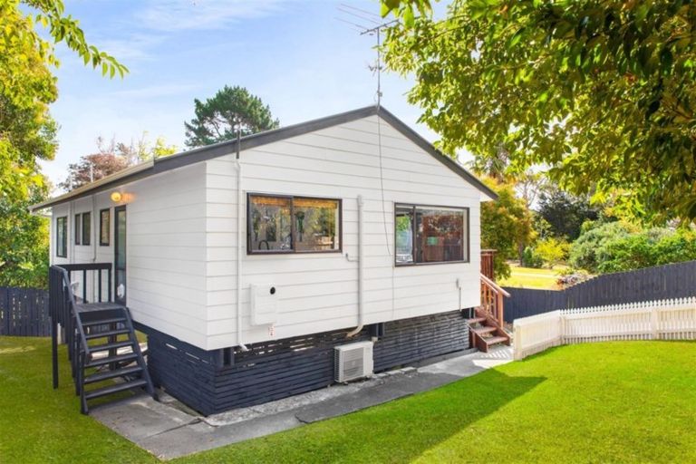 Photo of property in 2/123 Millbrook Road, Sunnyvale, Auckland, 0612