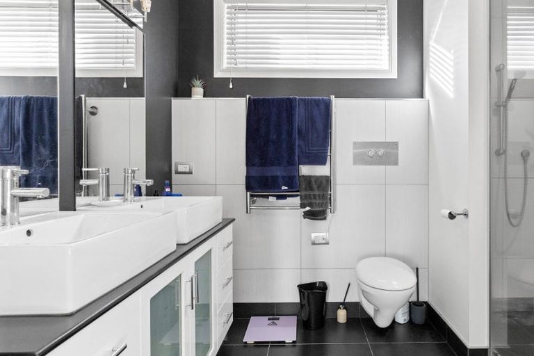 Photo of property in 25 Magnolia Rise, Waipahihi, Taupo, 3330