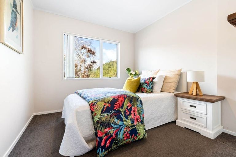 Photo of property in 2/21 Lochend Place, Highland Park, Auckland, 2010