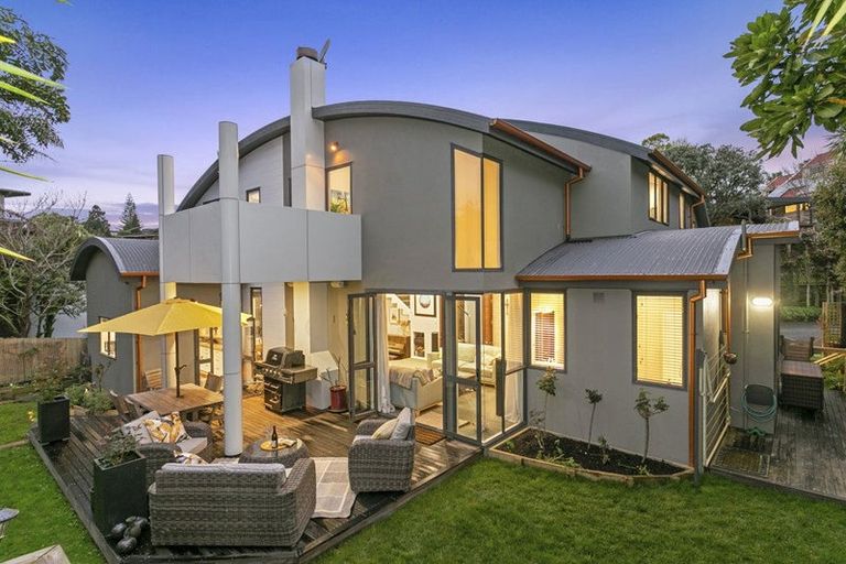 Photo of property in 61 Newhaven Terrace, Mairangi Bay, Auckland, 0630