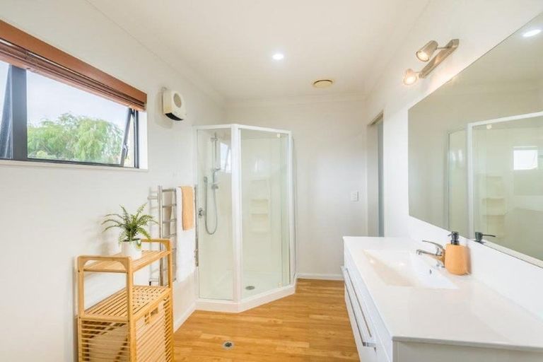 Photo of property in 6 Shearwater Rise, Paraparaumu Beach, Paraparaumu, 5032