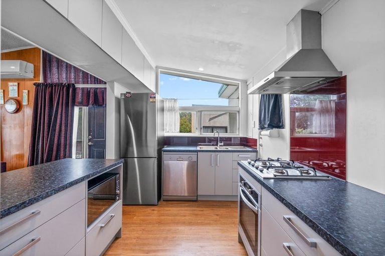 Photo of property in 35 Beaubank Road, Kelston, Auckland, 0602