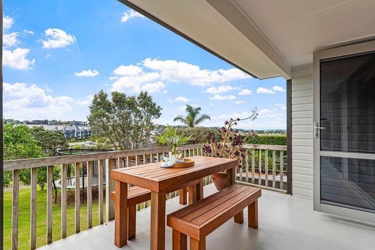 Photo of property in 12 Tawhana Crescent, Red Beach, 0932