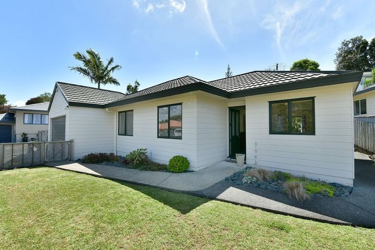 Photo of property in 2/8 Knott Road, Stanmore Bay, Whangaparaoa, 0932