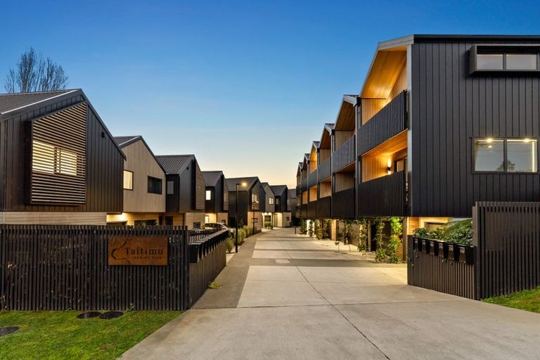 Photo of property in 28 Dawnhaven Drive, Te Atatu Peninsula, Auckland, 0610