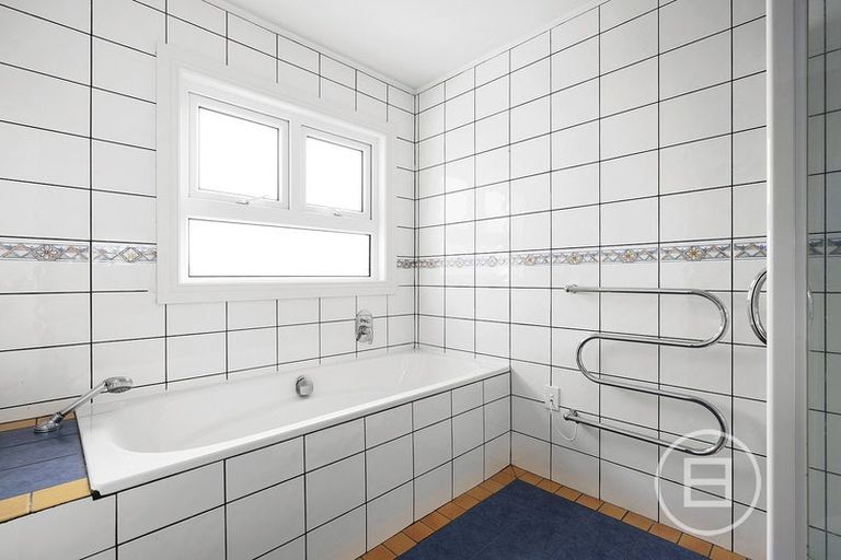 Photo of property in 1 Basra Drive, Henderson, Auckland, 0612