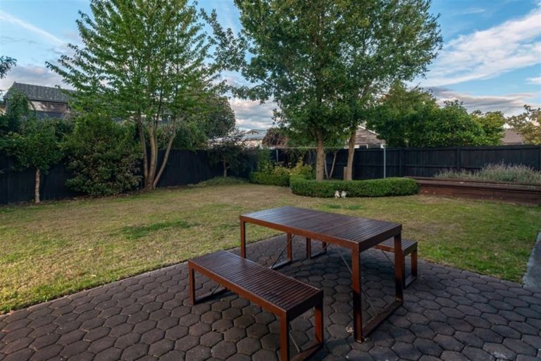 Photo of property in 10 Harkness Place, Avonhead, Christchurch, 8042
