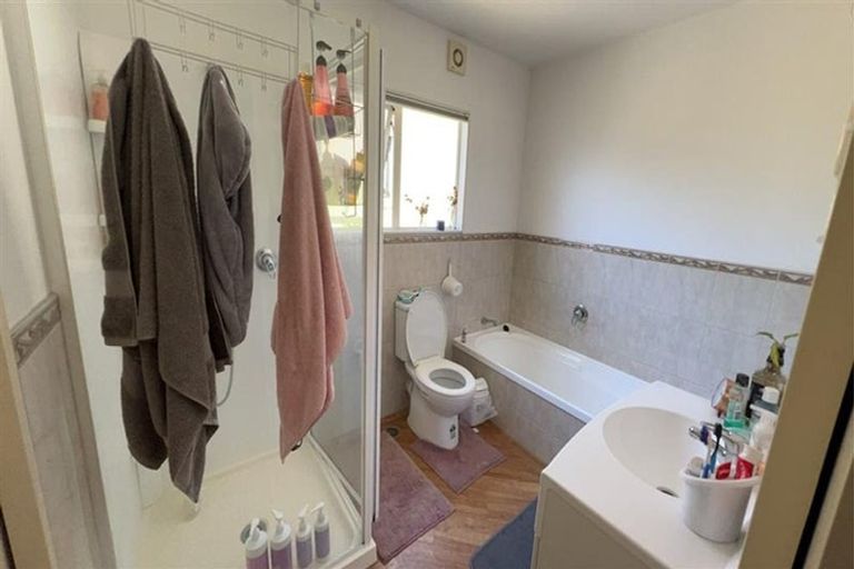 Photo of property in 1/48a Exmouth Road, Northcote, Auckland, 0627