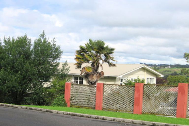 Photo of property in 13 Pohutukawa Avenue, Shelly Park, Auckland, 2014