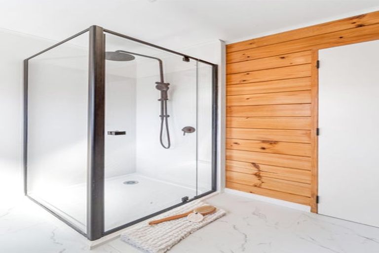 Photo of property in 1/80 Browns Bay Road, Rothesay Bay, Auckland, 0630