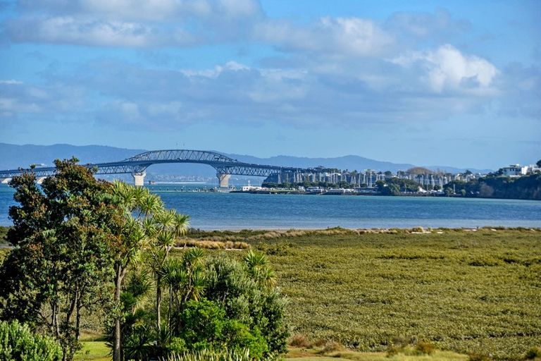 Photo of property in 1/2 Merwood Lane, Devonport, Auckland, 0624