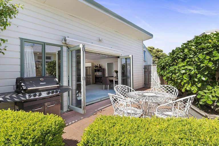 Photo of property in 106a Tauhinu Road, Miramar, Wellington, 6022