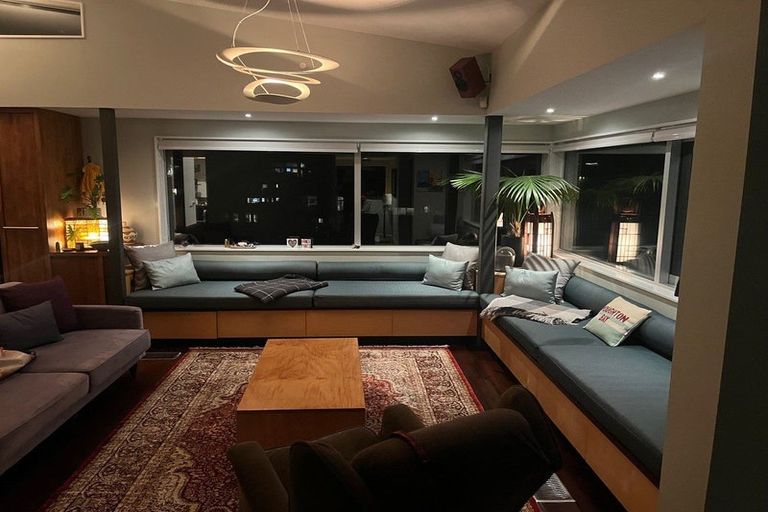 Photo of property in 10 Cave Road, Houghton Bay, Wellington, 6023