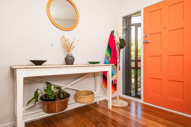 Photo of property in 34 Brooker Grove, Newlands, Wellington, 6037