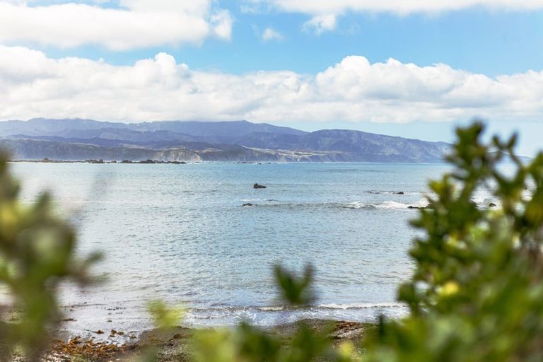 Photo of property in 2/418 Queens Drive, Lyall Bay, Wellington, 6022