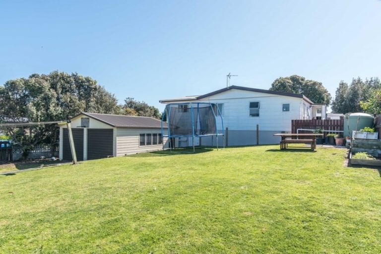 Photo of property in 3 Freyberg Crescent, Waikanae Beach, Waikanae, 5036