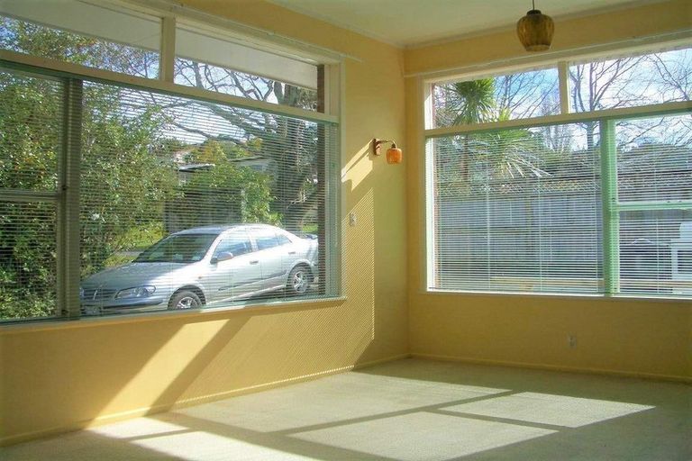 Photo of property in 8 Easton Park Parade, Glenfield, Auckland, 0629