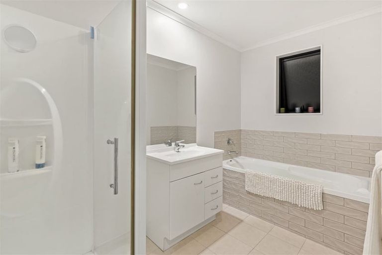 Photo of property in 24 Lomas Way, Albany, Auckland, 0632