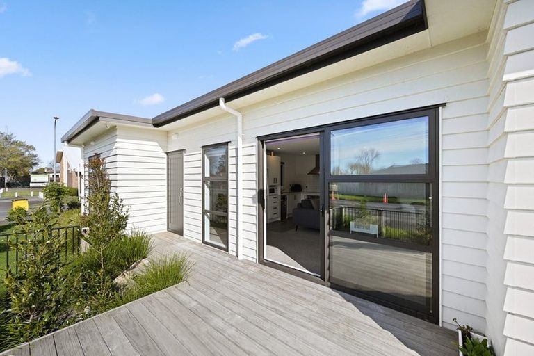 Photo of property in 1/2 Searancke Place, Fairfield, Hamilton, 3214