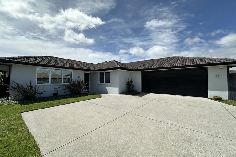 Photo of property in 14 Horokaka Place, Papamoa Beach, Papamoa, 3118