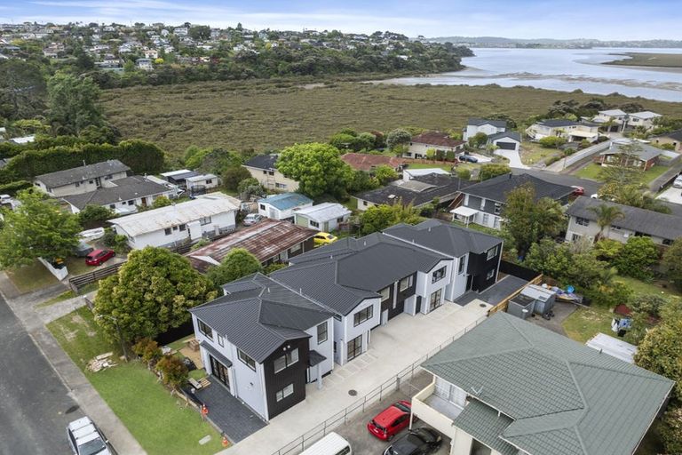 Photo of property in 21b Pipitea Place, Massey, Auckland, 0614