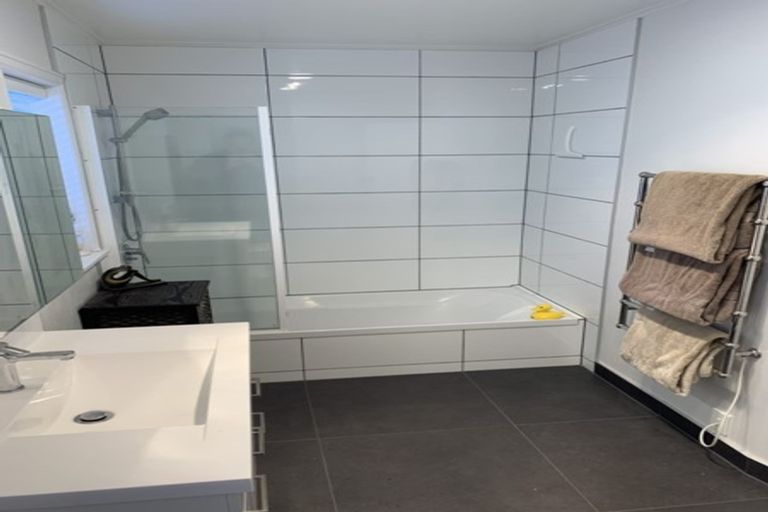 Photo of property in 5 Warwick Avenue, Titirangi, Auckland, 0604