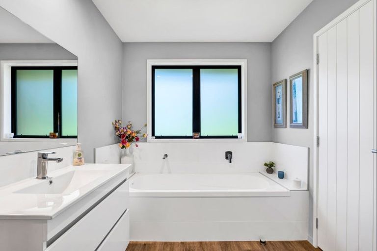 Photo of property in 18 Harkness Rice Way, Koru, New Plymouth, 4374