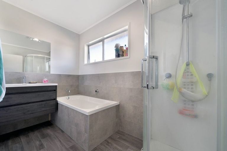 Photo of property in 4 Seakens Way, Glen Eden, Auckland, 0602