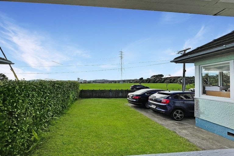 Photo of property in 12 Waterfront Road, Mangere Bridge, Auckland, 2022