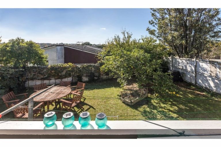 Photo of property in 2/309 Wairau Road, Totara Vale, Auckland, 0627