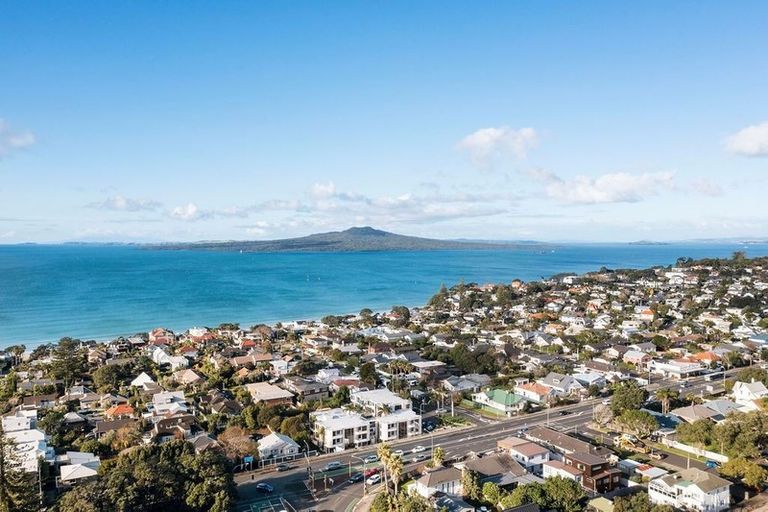 Photo of property in 2/9 Esmonde Road, Takapuna, Auckland, 0622