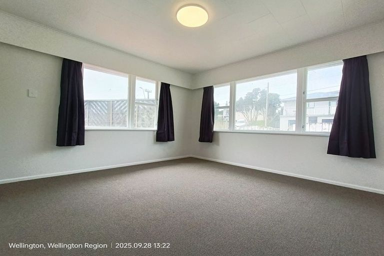 Photo of property in 35 Kenmore Street, Newlands, Wellington, 6037