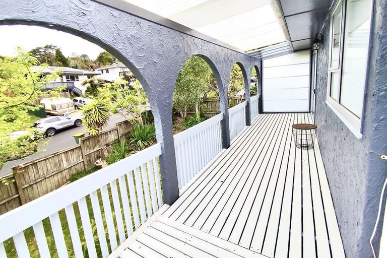 Photo of property in 29 Staincross Street, Green Bay, Auckland, 0604