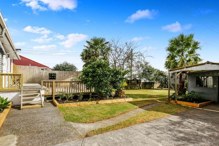 Photo of property in 10 Royal View Road, Te Atatu South, Auckland, 0610