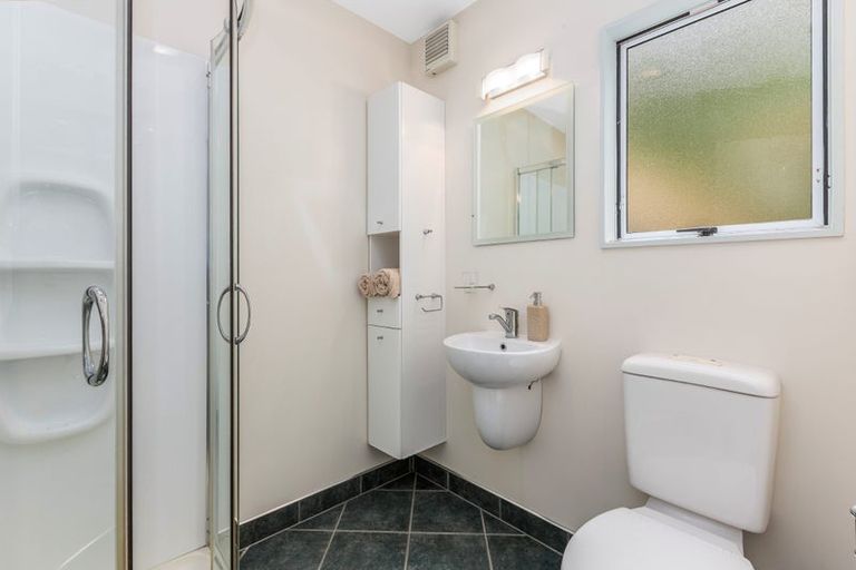 Photo of property in 2/418 Queens Drive, Lyall Bay, Wellington, 6022