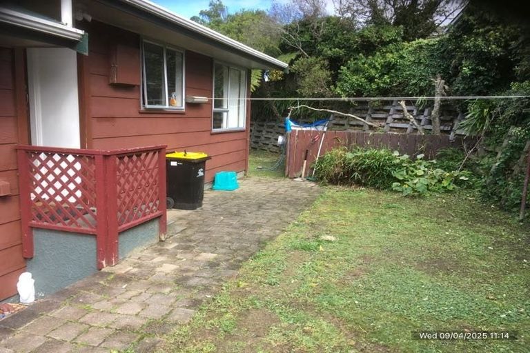 Photo of property in 10 Cheltenham Terrace, Newlands, Wellington, 6037