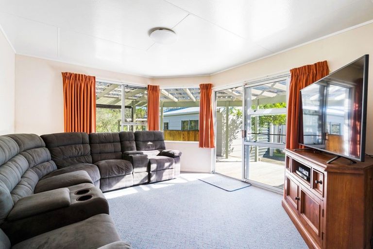 Photo of property in 117 Oakura Road, Oakura, Hikurangi, 0184
